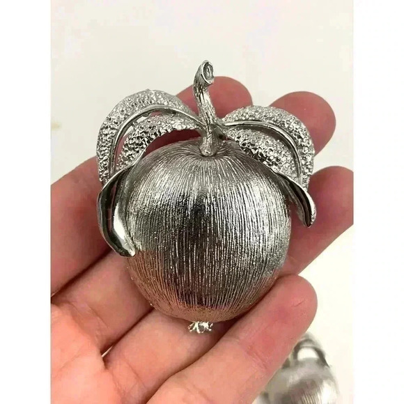 VTG Sarah Coventry Apple Brooch & Matching Earrings Silver Toned Adam's Delight - Picture 2 of 10